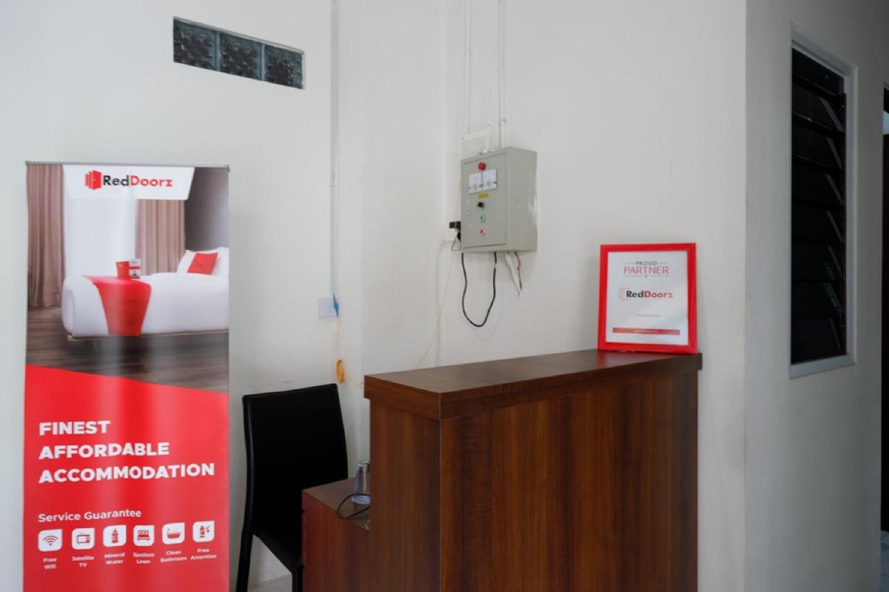 Reddoorz Hostel Near Kota Lama Semarang Exterior photo