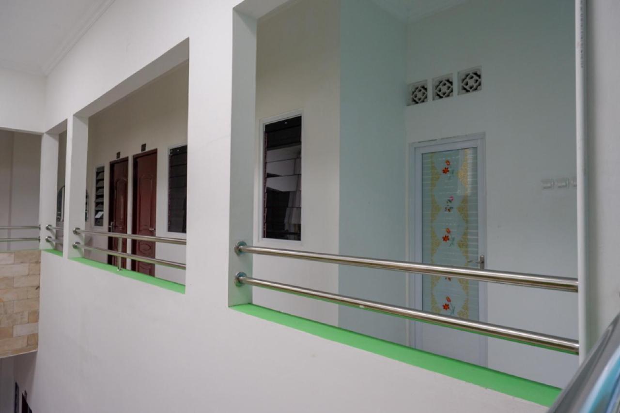 Reddoorz Hostel Near Kota Lama Semarang Exterior photo