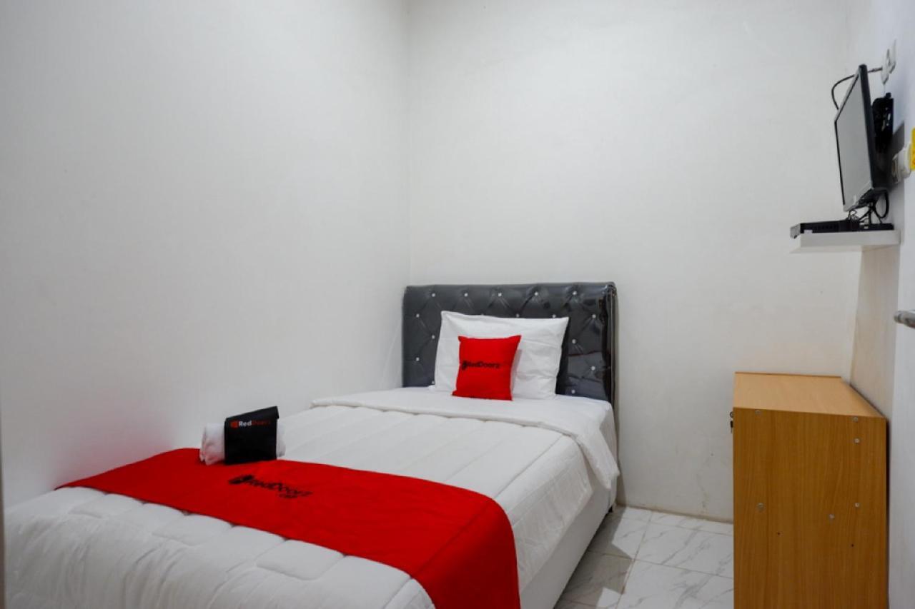 Reddoorz Hostel Near Kota Lama Semarang Exterior photo