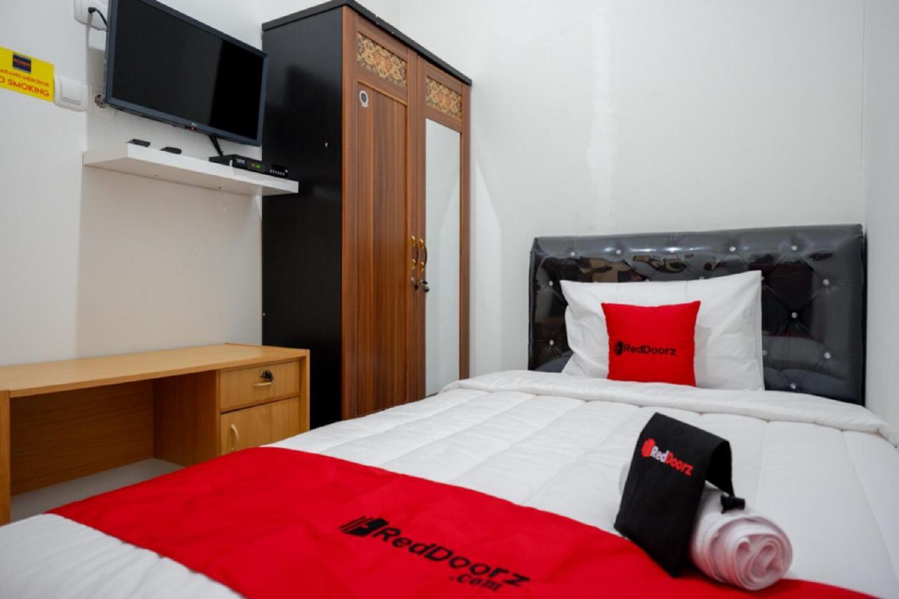 Reddoorz Hostel Near Kota Lama Semarang Exterior photo