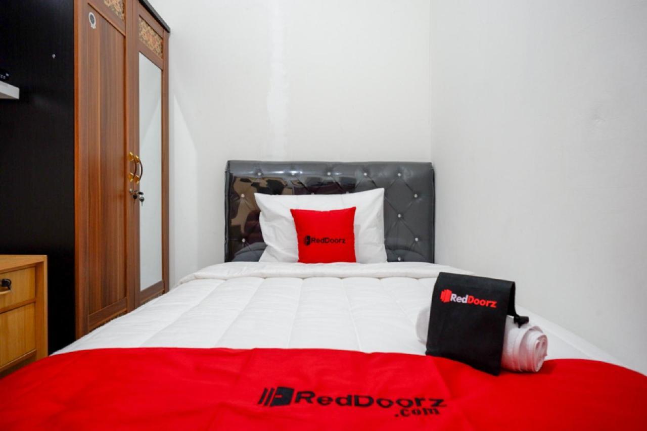 Reddoorz Hostel Near Kota Lama Semarang Exterior photo