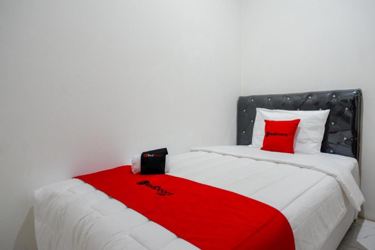 Reddoorz Hostel Near Kota Lama Semarang Exterior photo