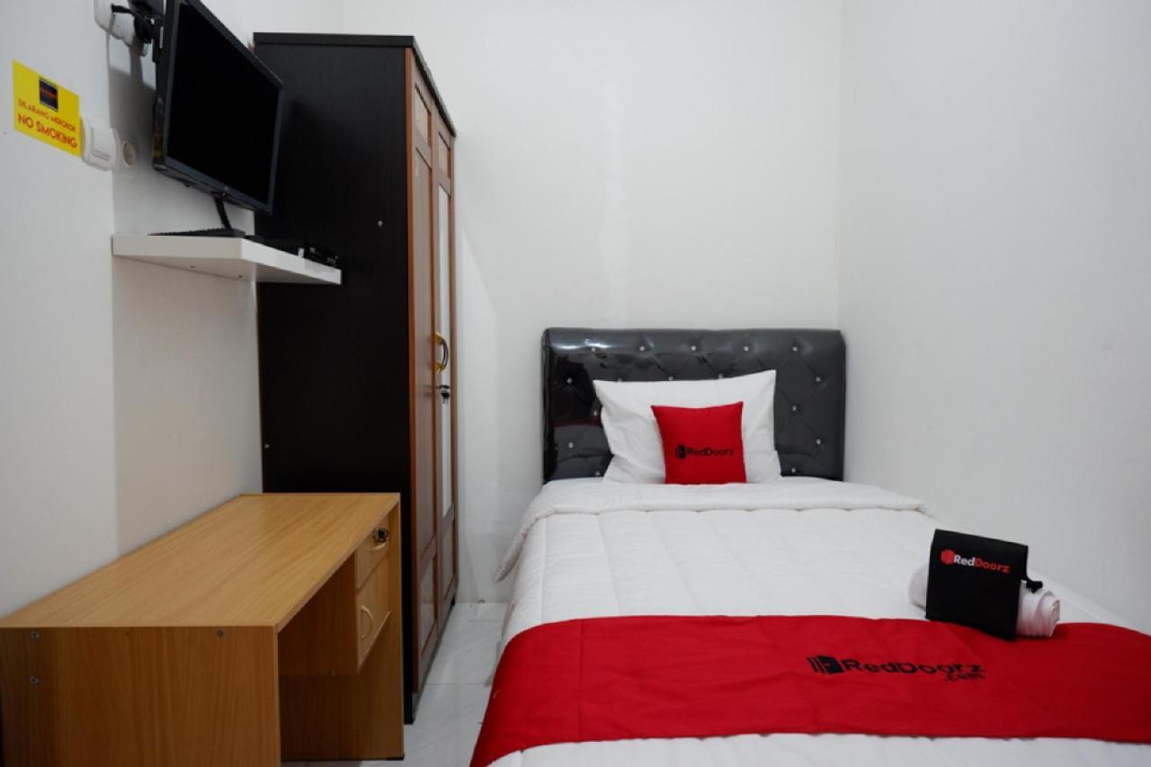 Reddoorz Hostel Near Kota Lama Semarang Exterior photo